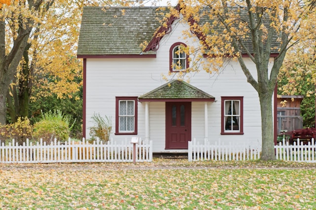 Choosing the Right Residential Fencing Solutions for Your Home
